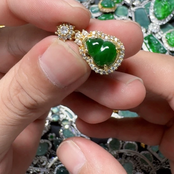 翡翠未镶嵌颈饰天然A货翡翠放漏