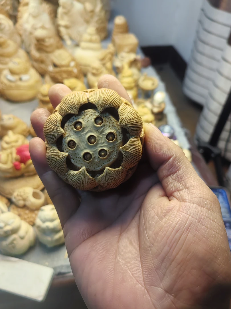 竹根雕莲花底座，手工雕刻