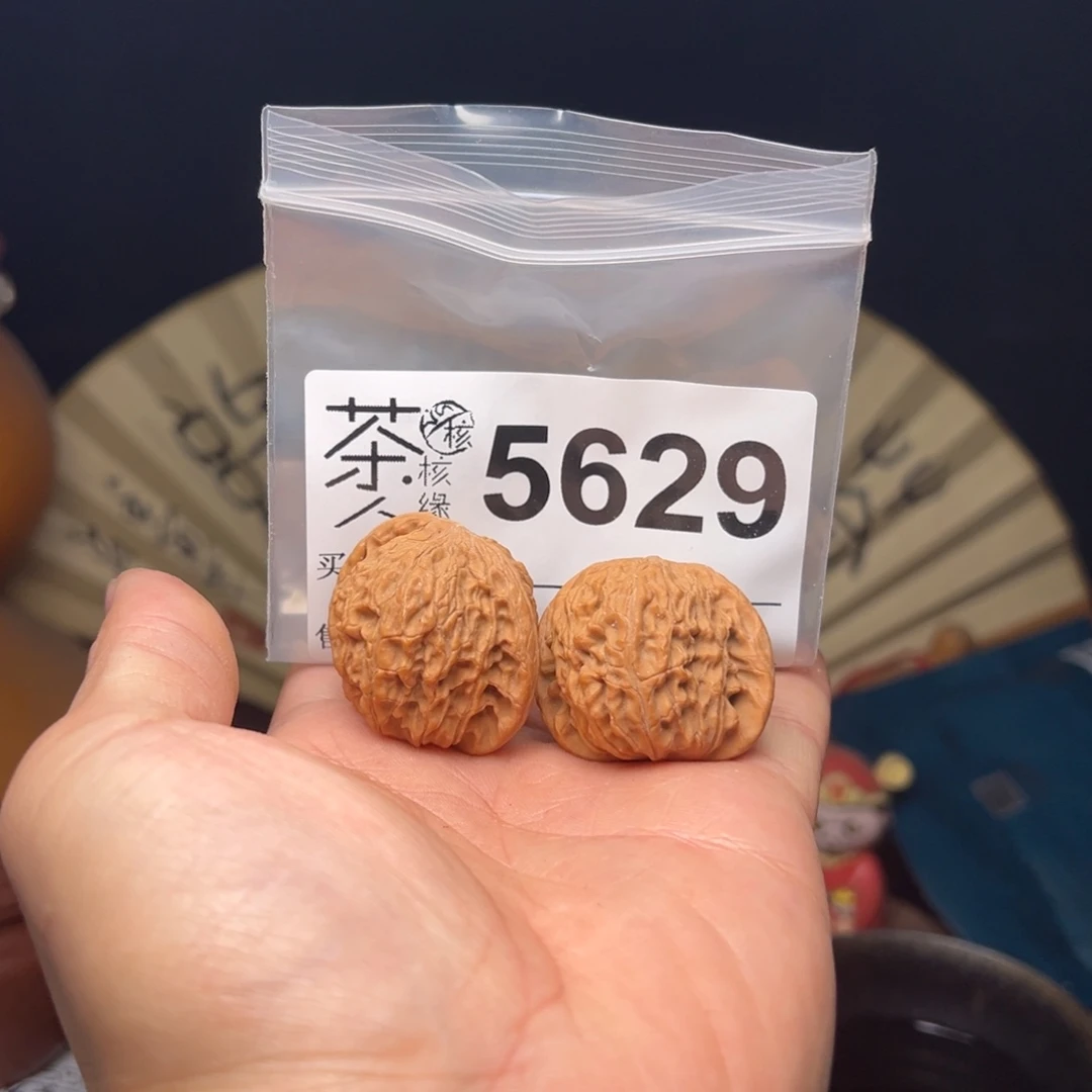 文玩核桃吊坠在这个社会也会遇到这种状况时