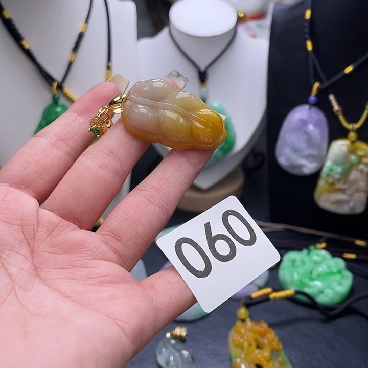 翡翠未镶嵌吊坠(赠链)