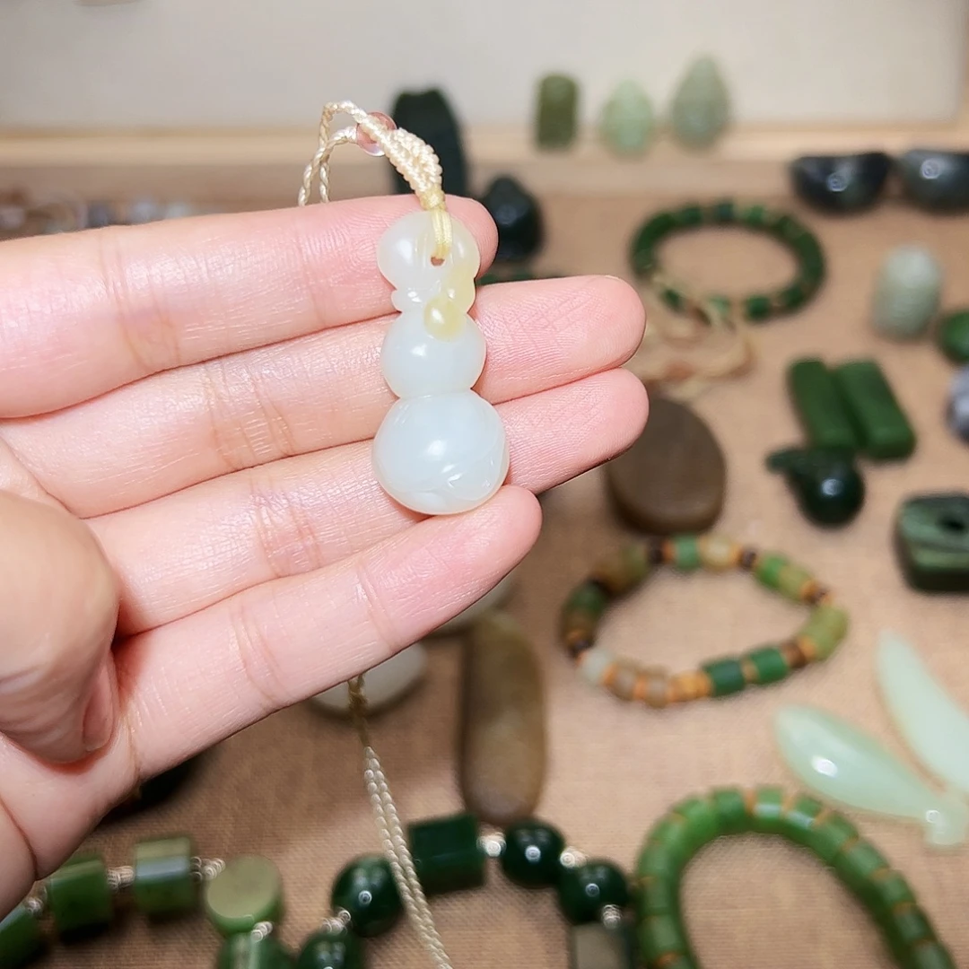 白***猪和田玉未镶嵌颈饰