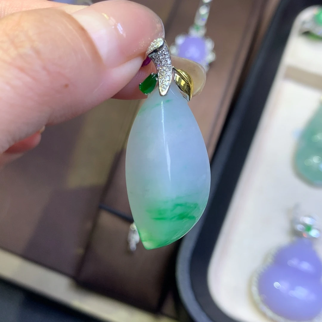 翡翠18K金镶嵌颈饰