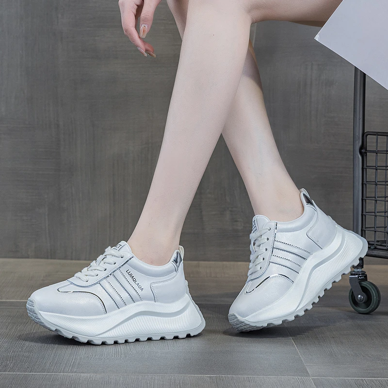 网红真皮女鞋2025新款春季运动休闲鞋小个子增高7公分阿甘旅游鞋