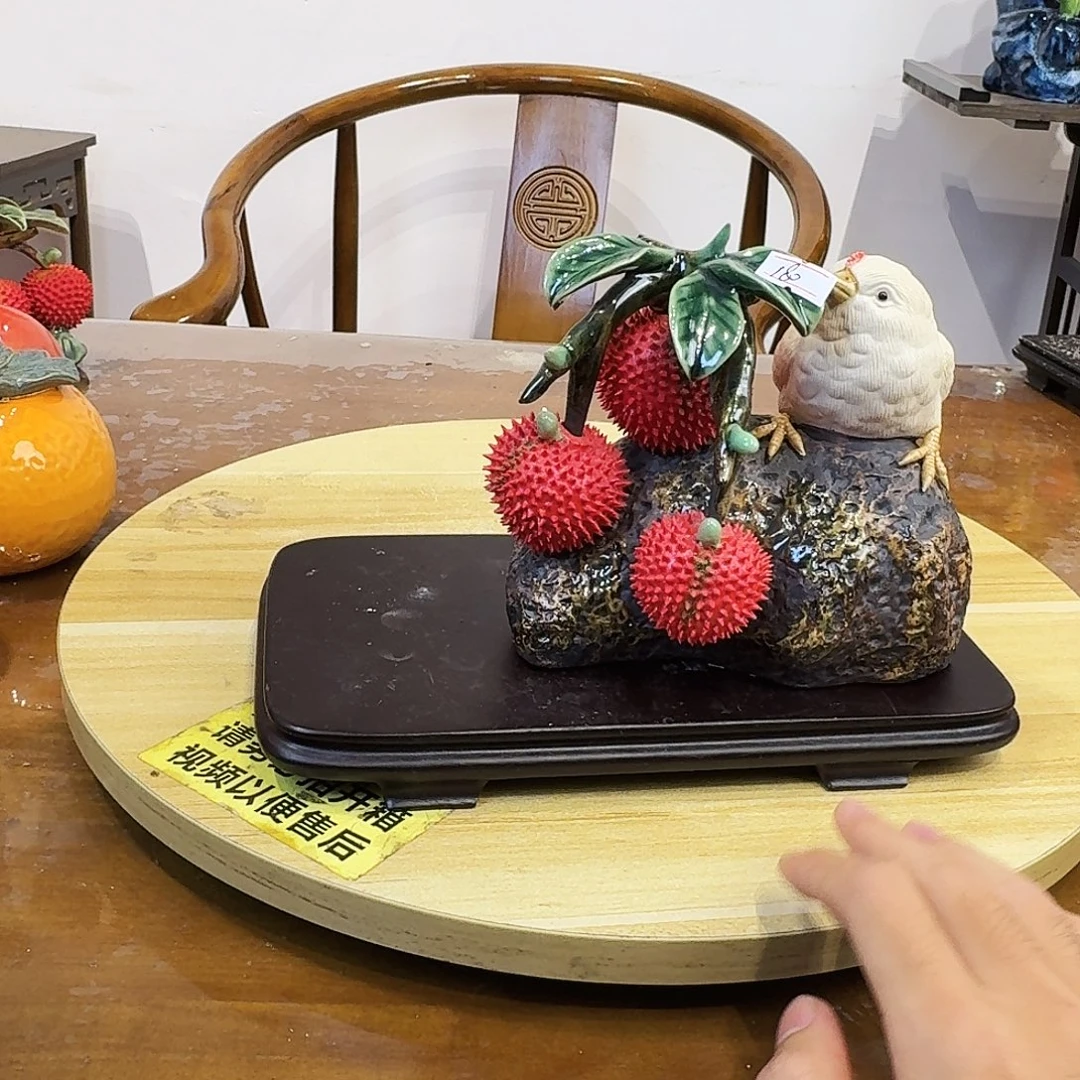 陶瓷鸡仔荔枝摆件