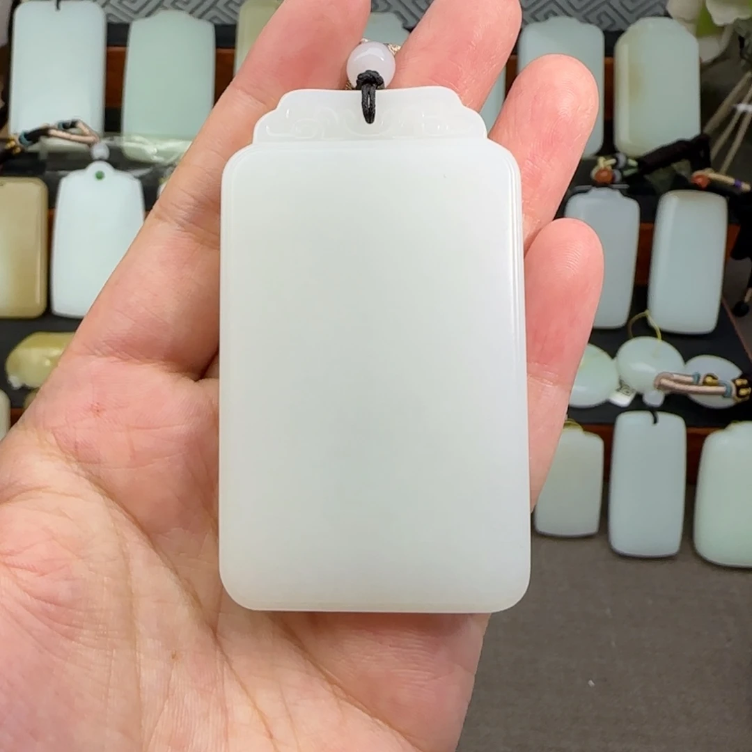 等***。和田玉未镶嵌颈饰