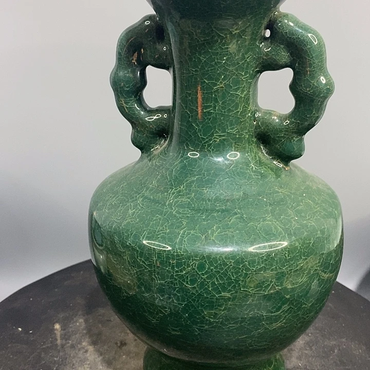 龙泉窑双龙瓶造型美观