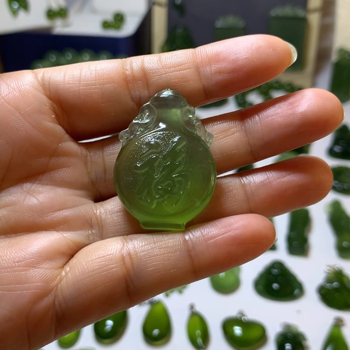 岫玉未镶嵌颈饰吊坠