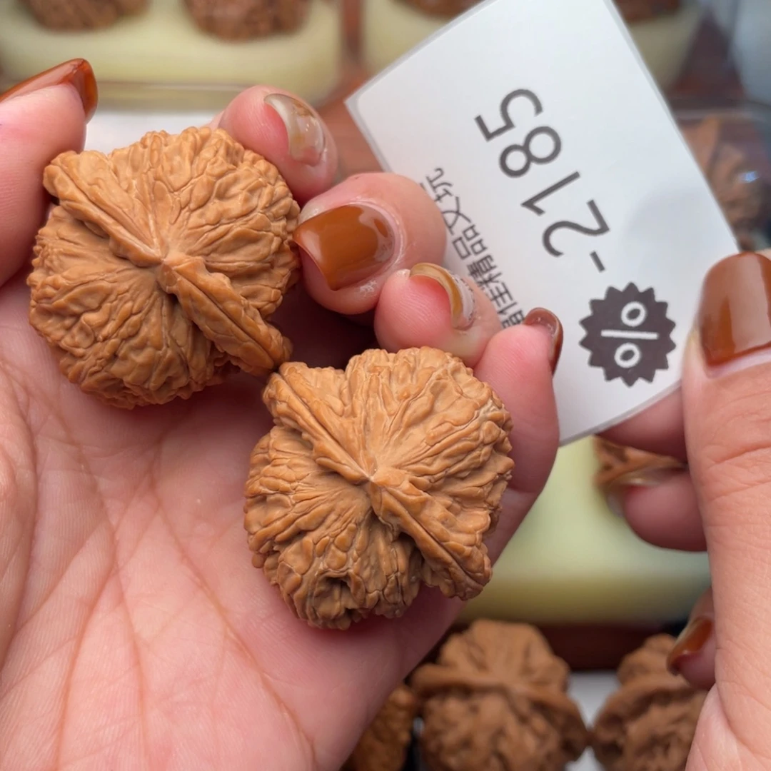 特***蕉把件文玩核桃38三角白狮子