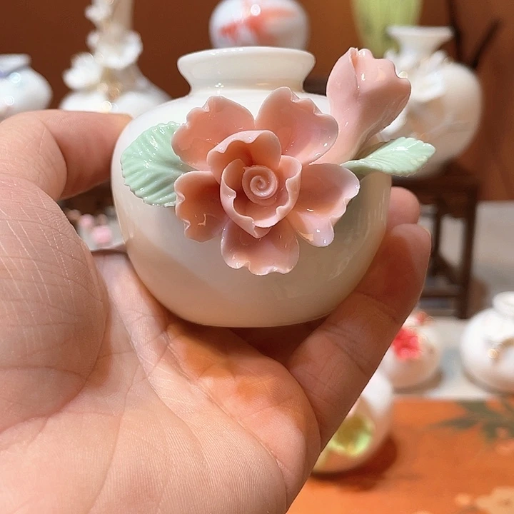 手工陶瓷精致摆件