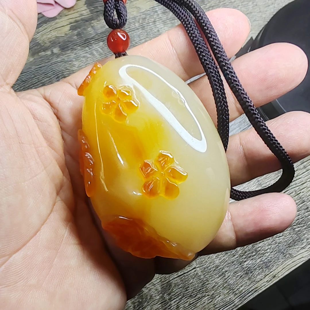 天然巴西玛瑙俏色巧雕原石随形手工雕刻蝶恋花冰透红糖手把件挂件