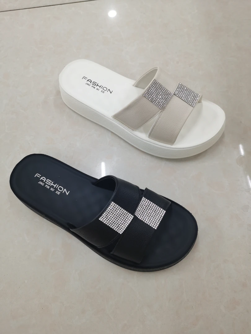 纯皮带钻的女士拖鞋