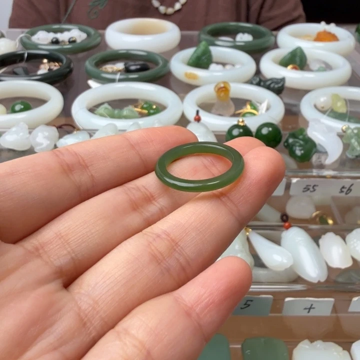 颈饰未镶嵌和田玉俄碧七号矿菠菜绿戒指