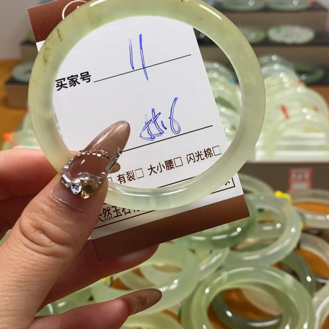 芋***儿未镶嵌蛇纹石玉手镯