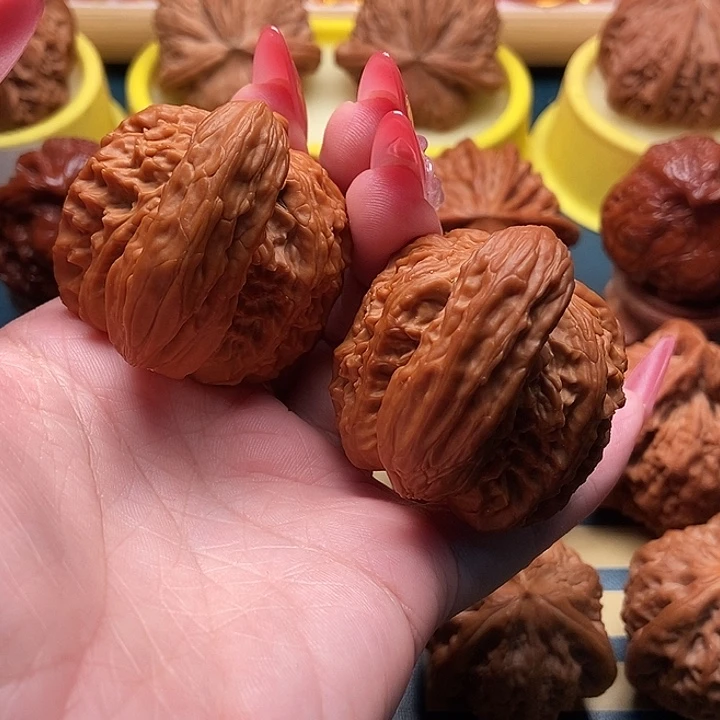 文玩核桃把件白狮子犀牛角 犀牛望月