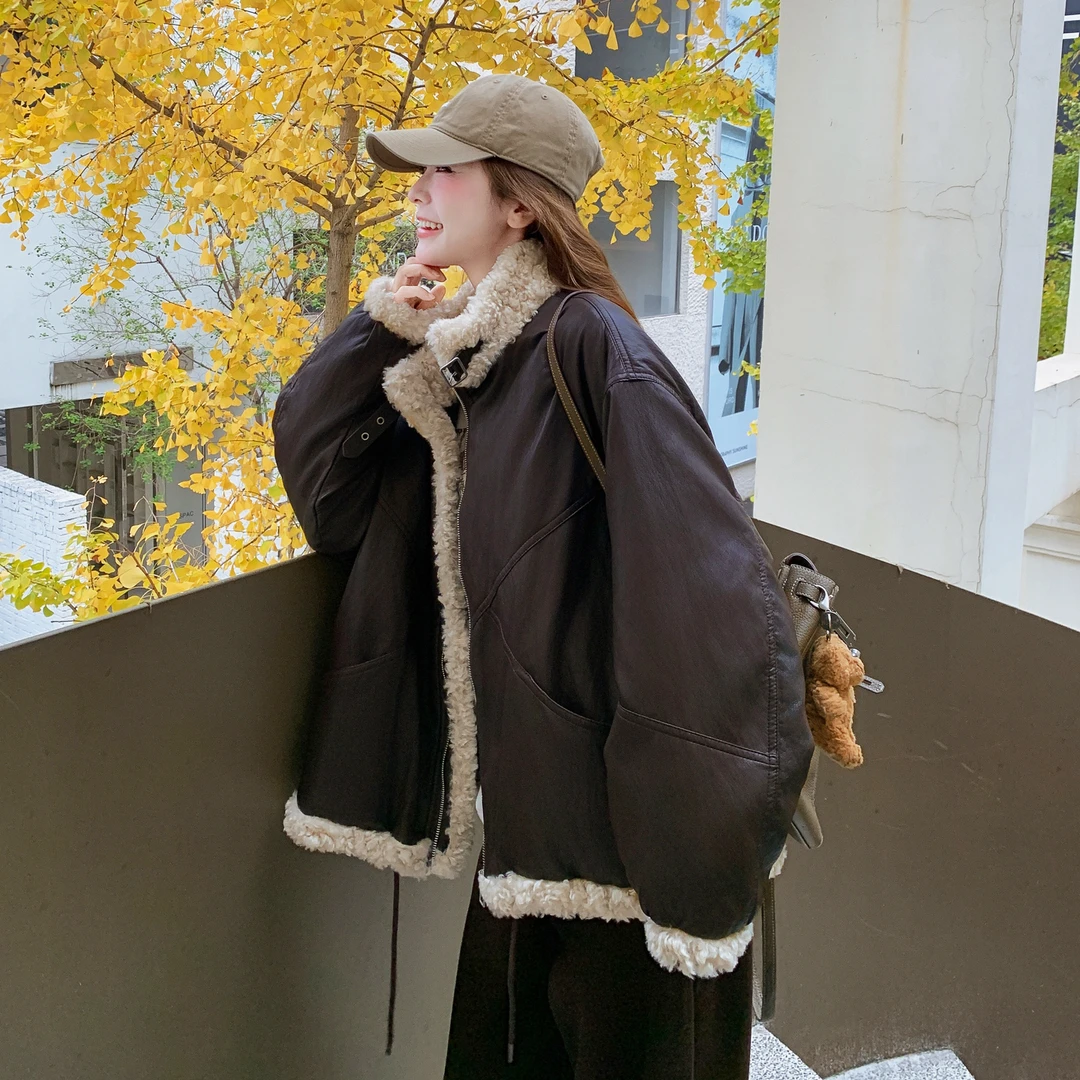 咖色羊羔毛包边立领皮面羽绒服女2025冬季新款酷飒风加厚机车外套