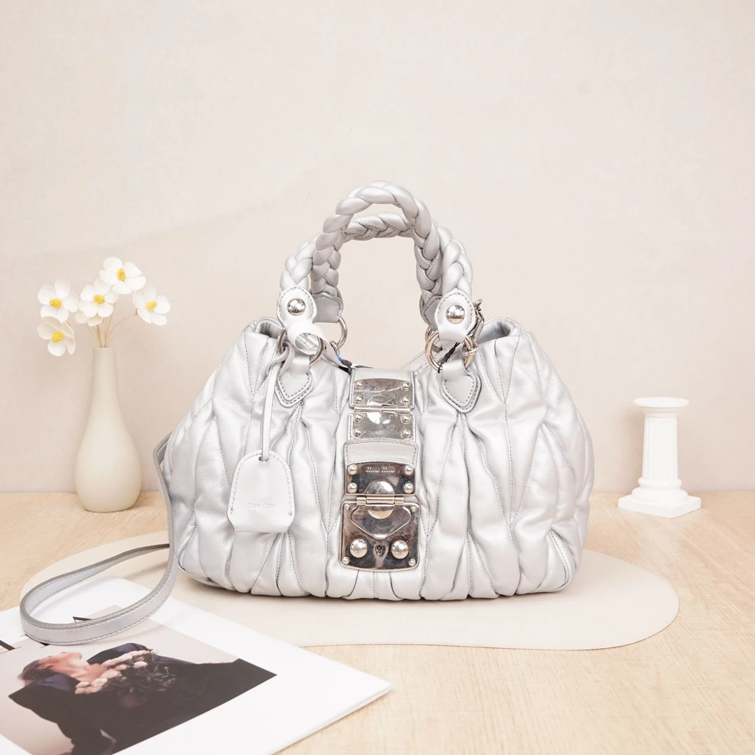 95新 MIU MIU/缪缪 褶皱元宝包银色羊皮/肩带/钥匙/皮牌/DS026869