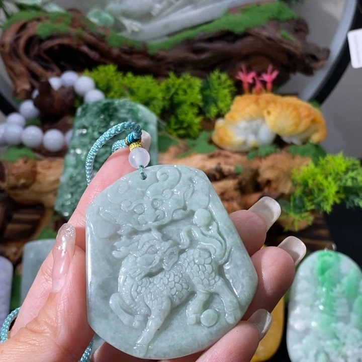 翡翠未镶嵌颈饰麒麟