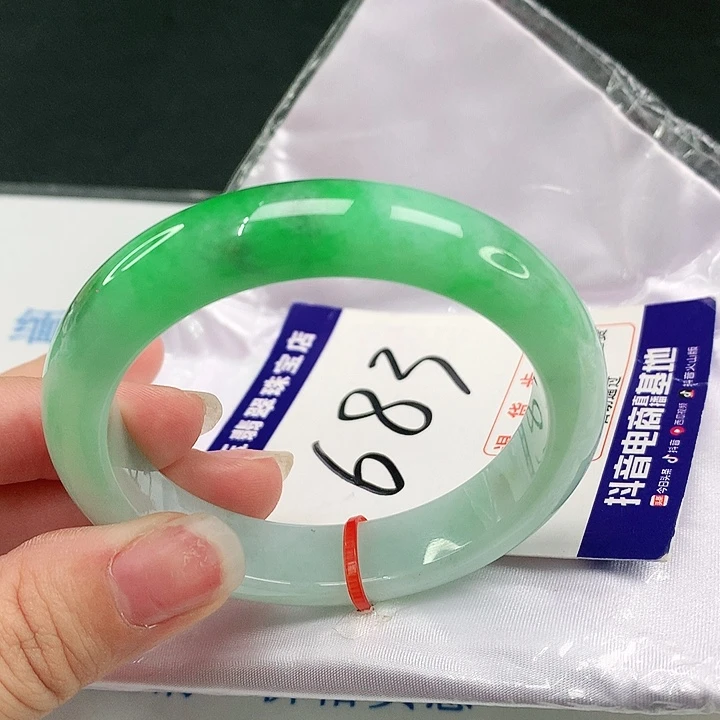 翡翠手镯未镶嵌翡翠