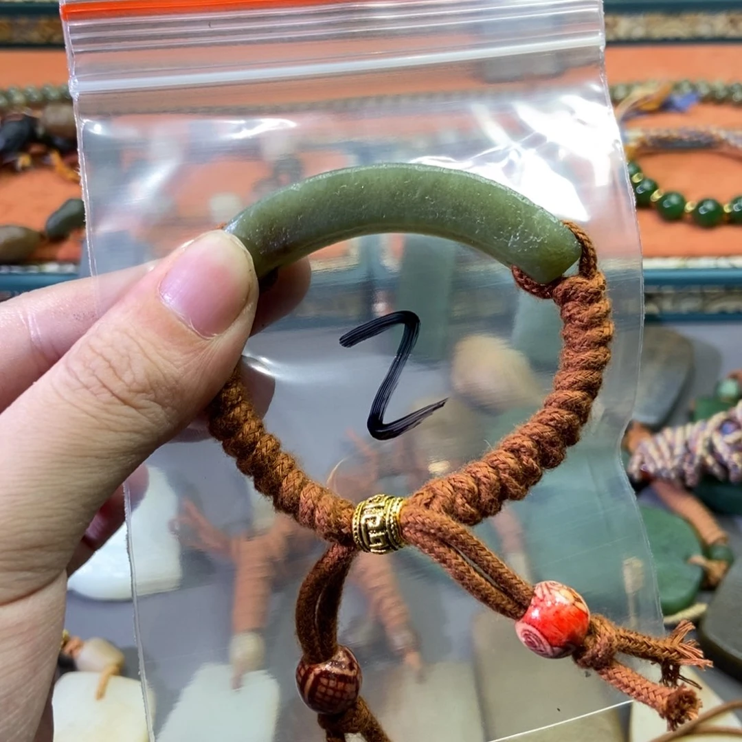 和田玉颈饰未镶嵌中***么