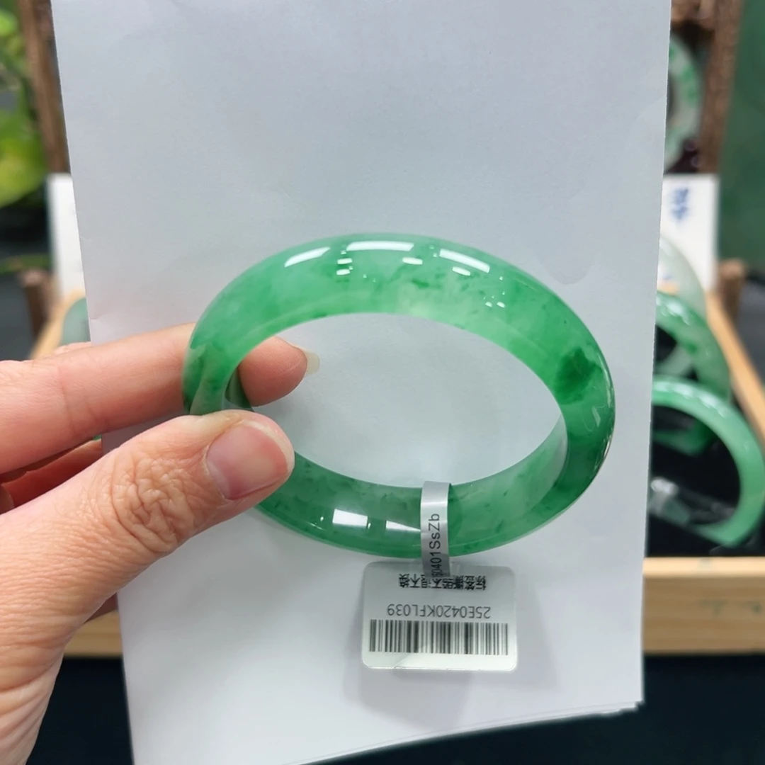 吴***儿石英质玉未镶嵌手镯➕佳佳56