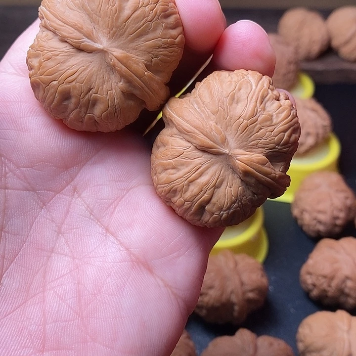 叫***李大叶紫檀（黑酸枝木类）核桃