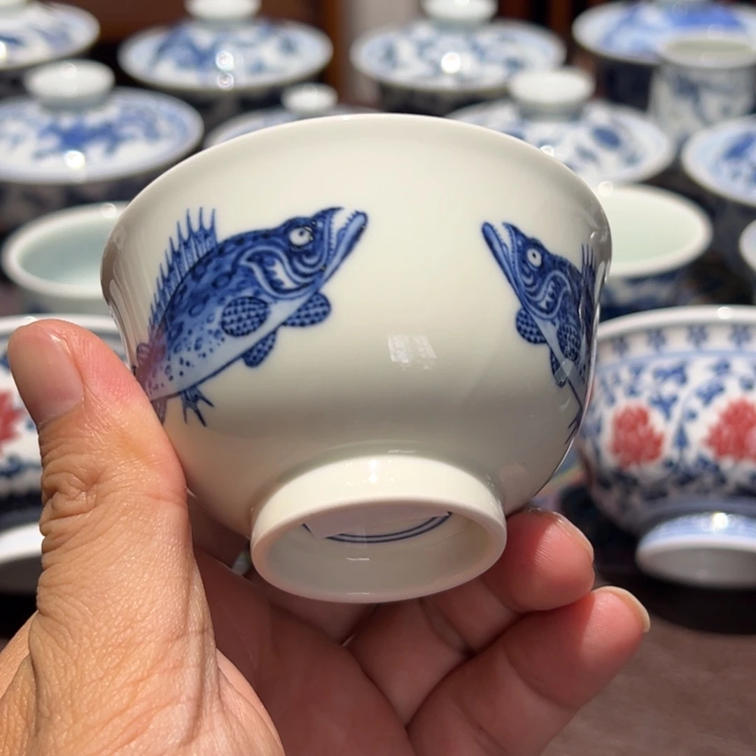 精品青花三面鳜鱼内海水纹撇口杯口径约7.9厘米