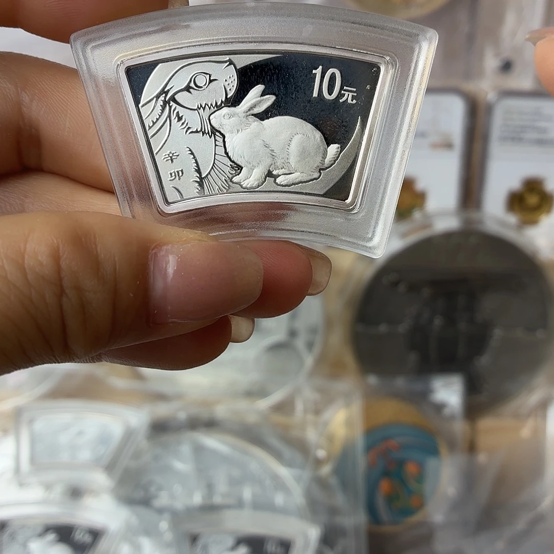 纯银2011年扇银兔带白点原盒证