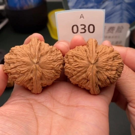 文玩核桃把件43.8闷白瑕疵030