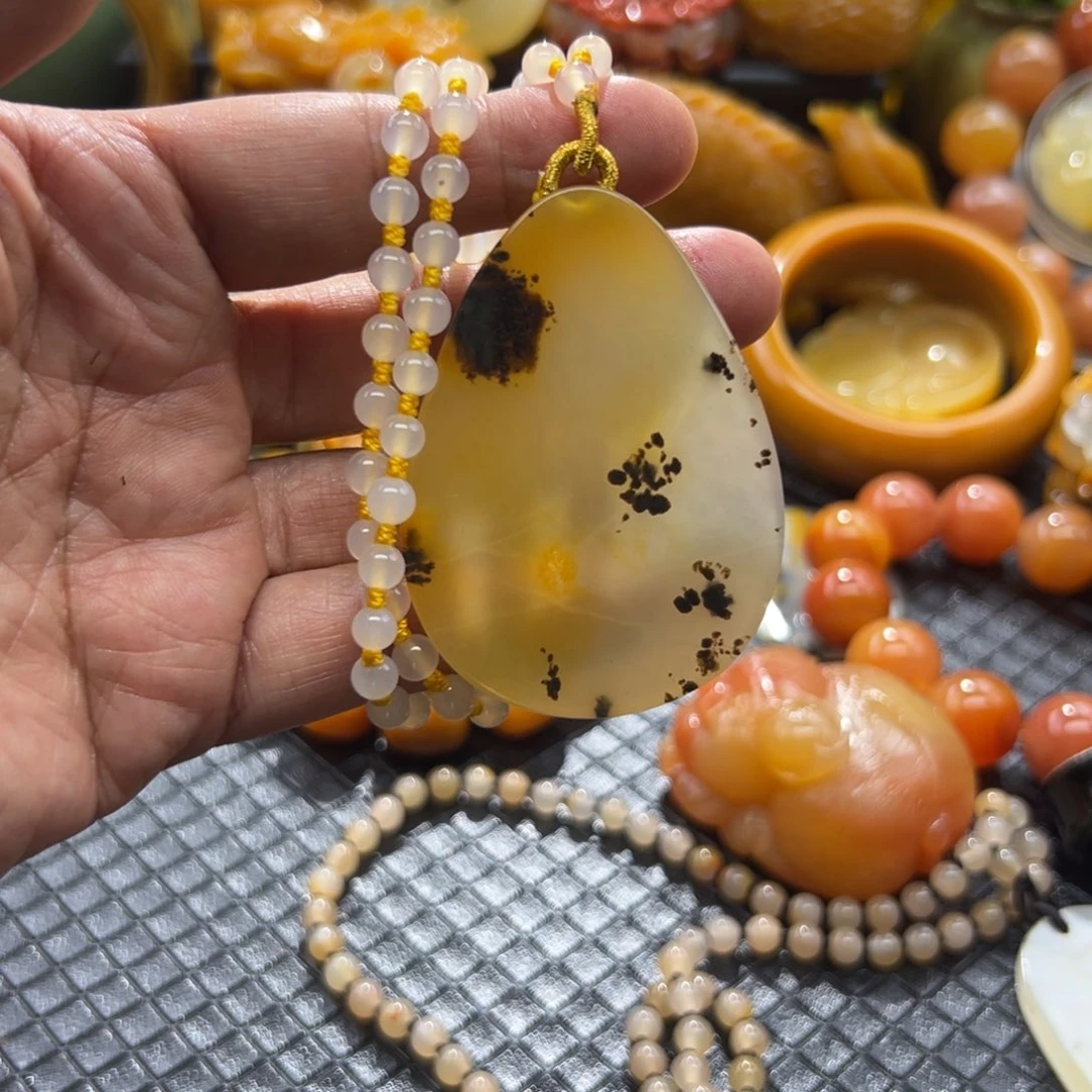 石英质玉未镶嵌颈饰