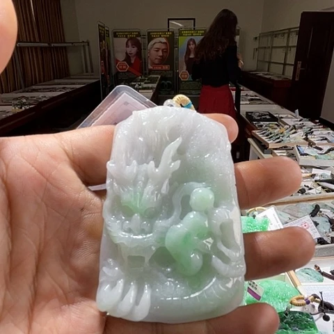 翡翠未镶嵌颈饰一个