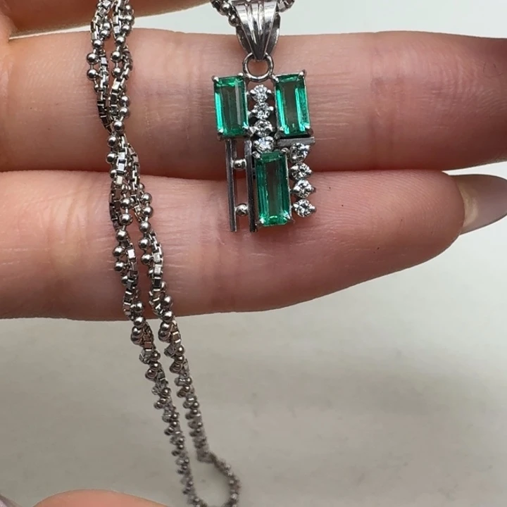 未镶嵌颈饰祖母绿