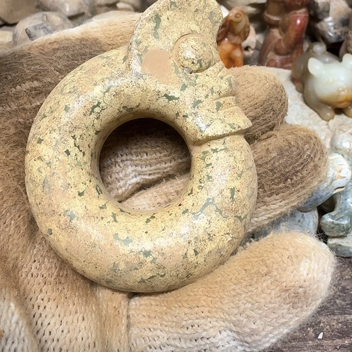 蛇纹石玉颈饰未镶嵌