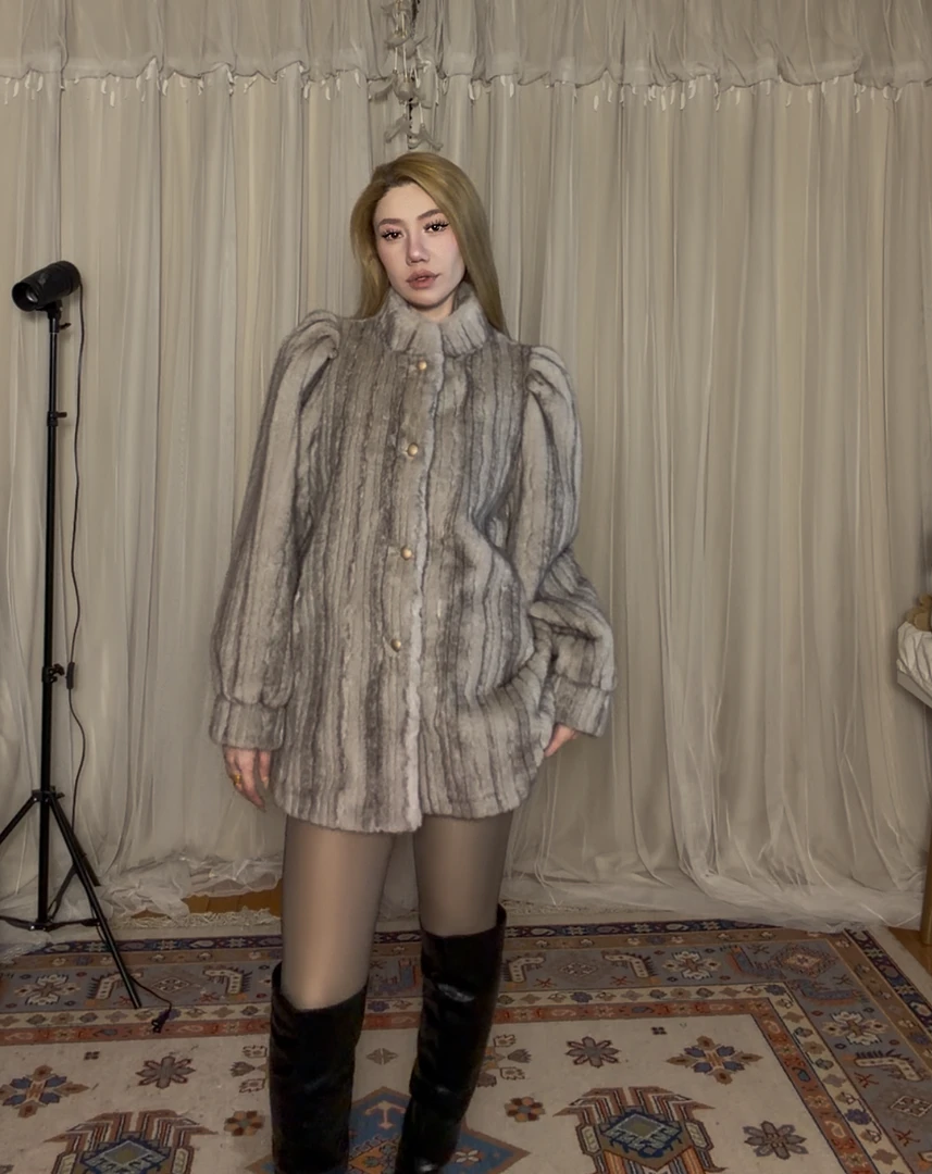 【intizooooy】2025年新款九尾狐秋冬轻奢气质毛毛外套9809衣长75