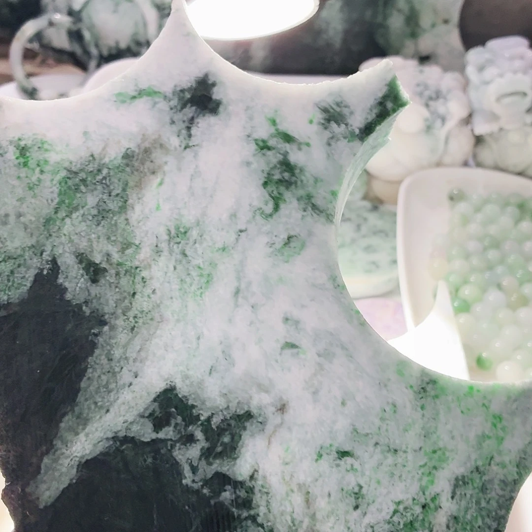 翡翠未镶嵌颈饰边角料