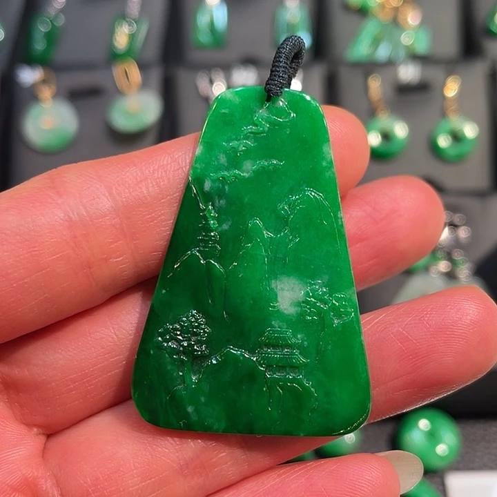 翡翠未镶嵌颈饰山水