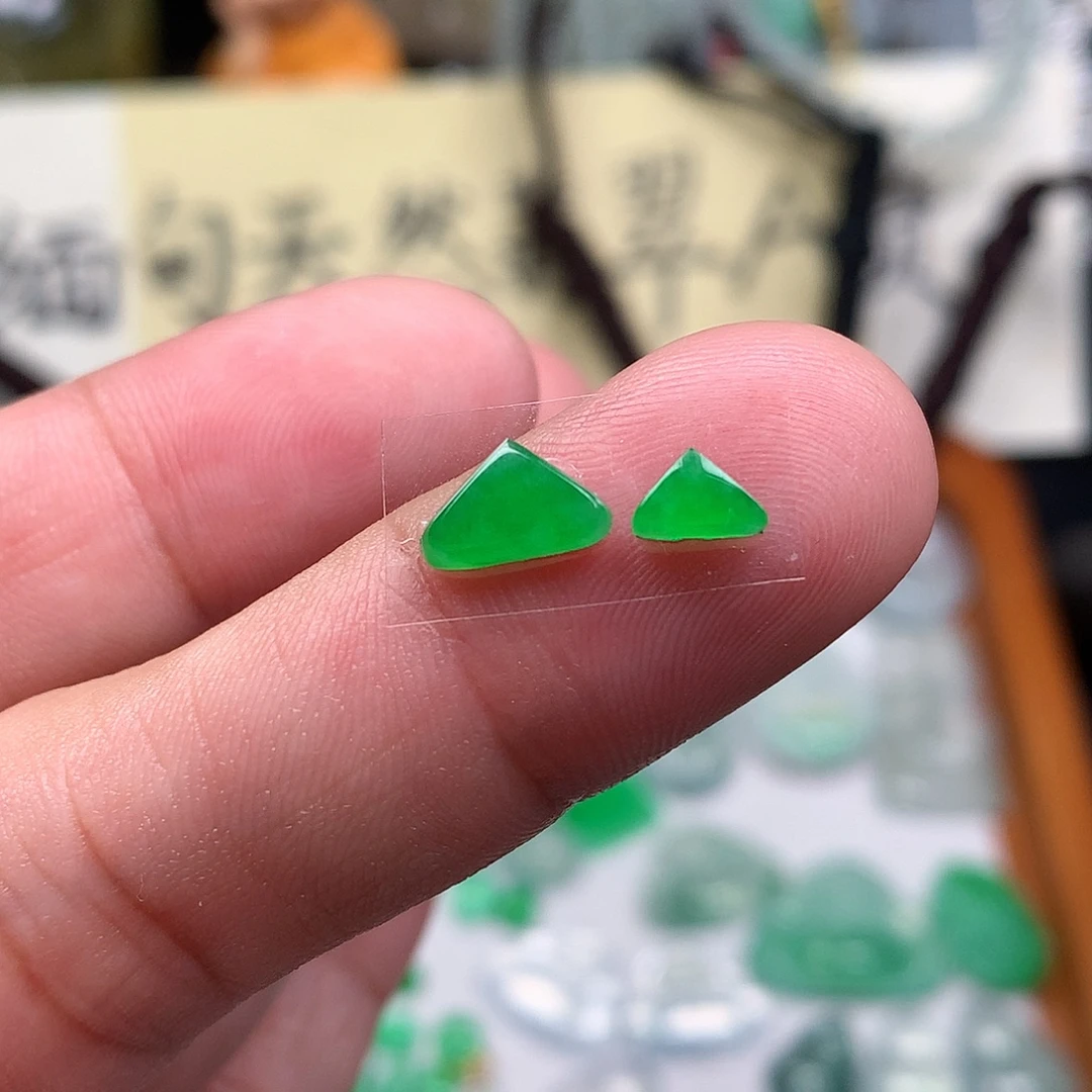 翡翠裸石缅甸天然A货翡翠阳绿随形