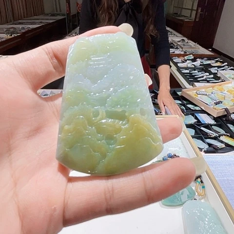 翡翠未镶嵌项圈一个