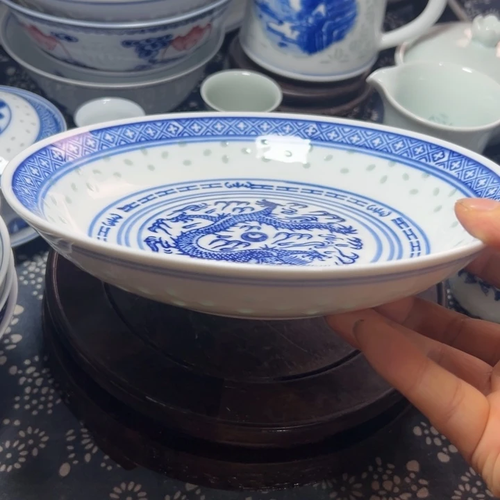 青花玲珑8寸的盘子