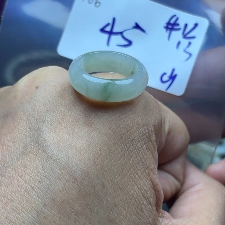 颈饰未镶嵌翡翠戒指