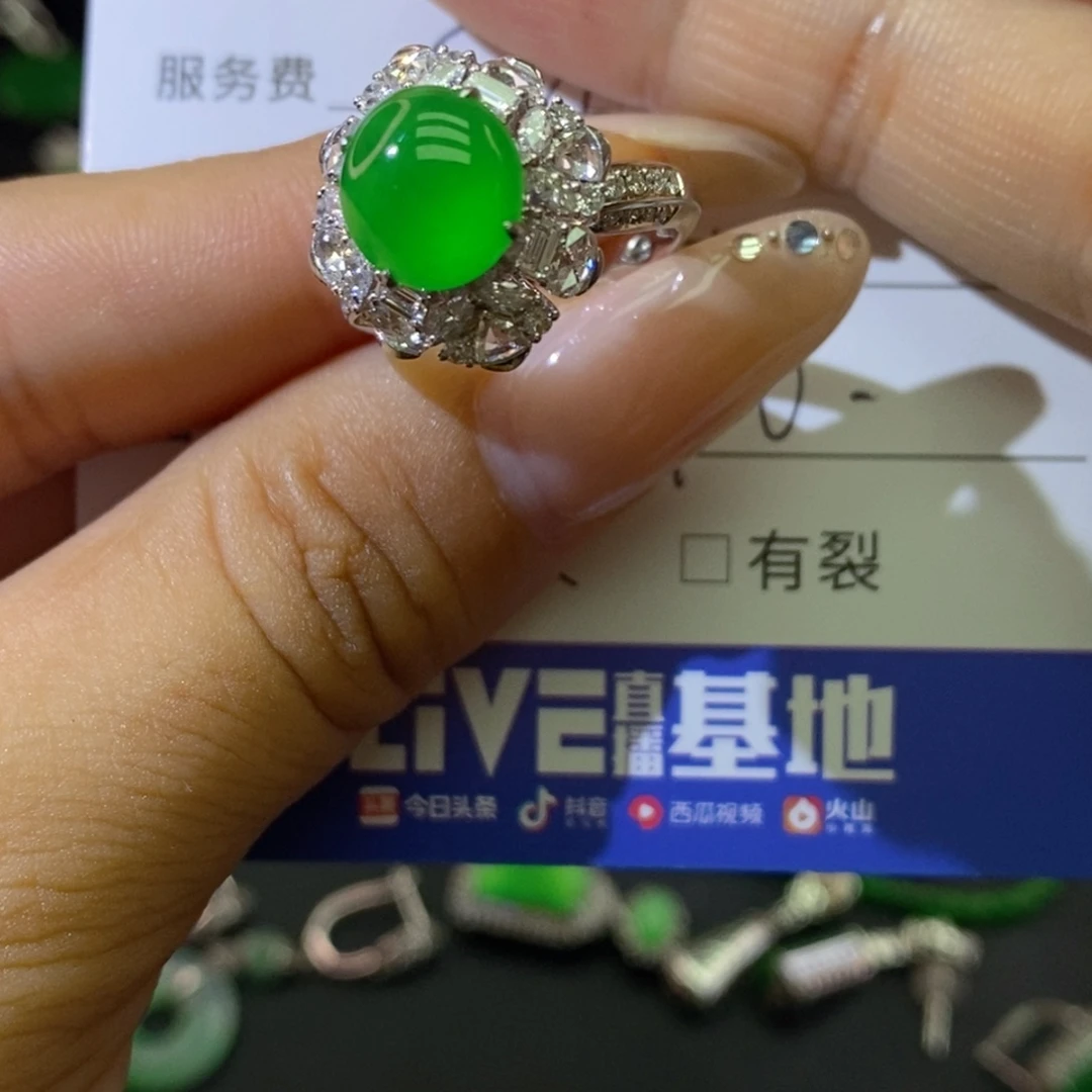 颈饰18K金镶嵌翡翠