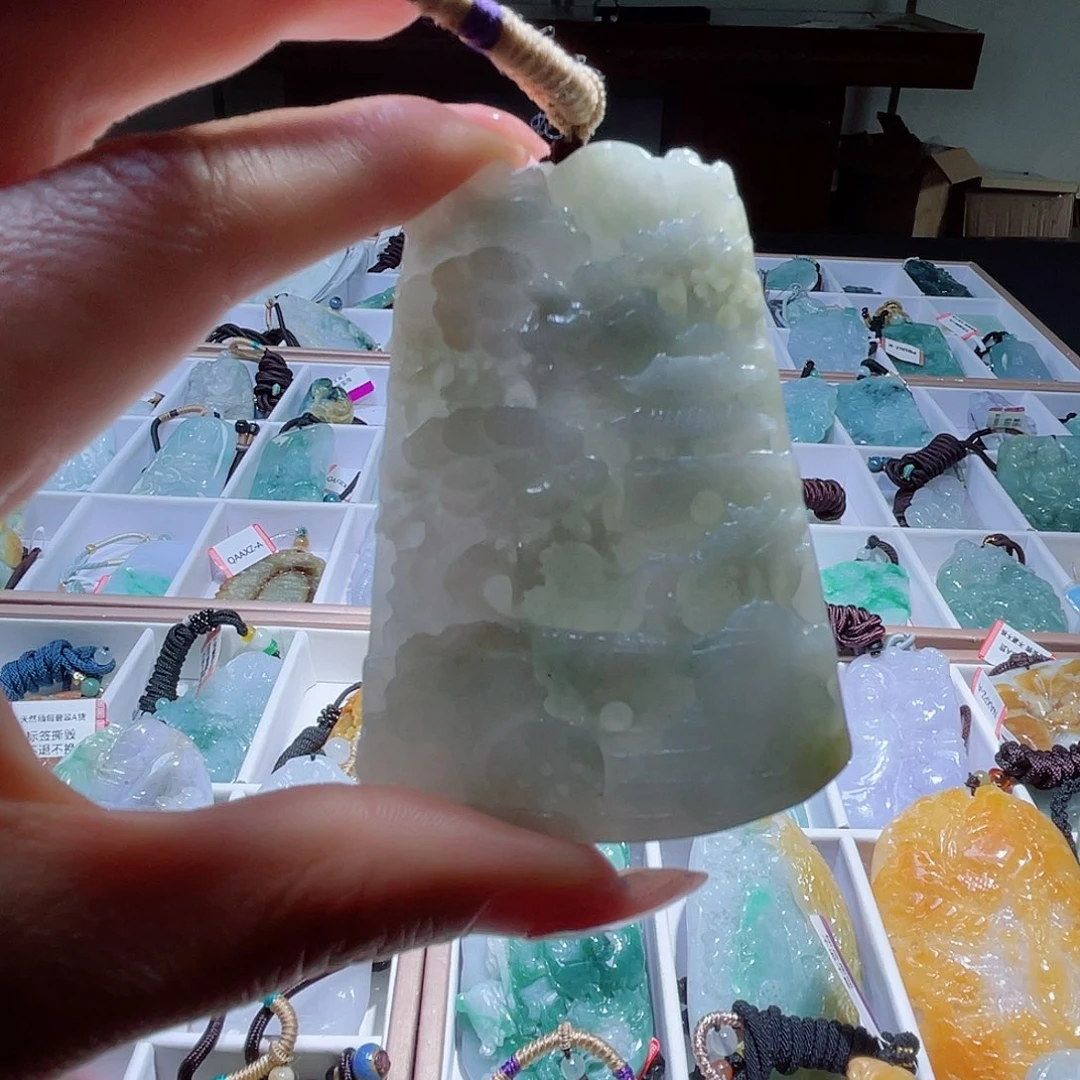 翡翠未镶嵌颈饰一个