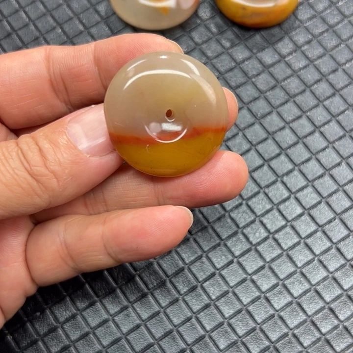 石英质玉（黄龙玉）颈饰未镶嵌朱*