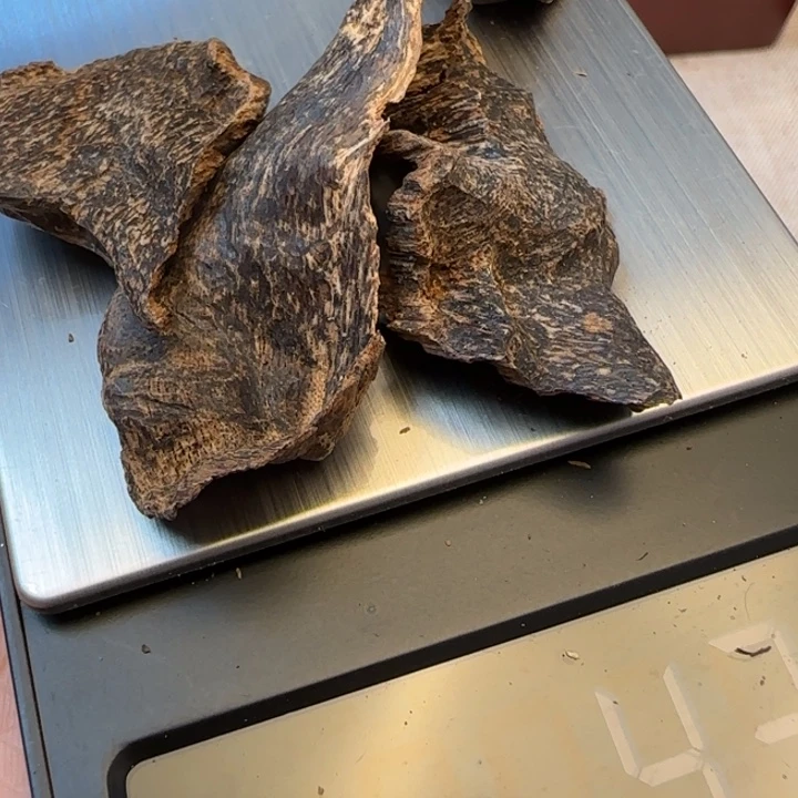 摆件沉香叶*海南三亚沉水包头4.4克