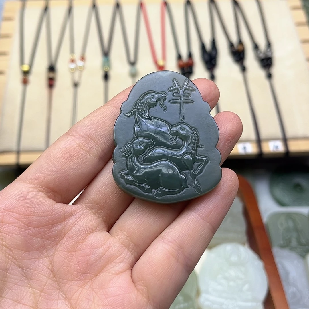 和田玉颈饰未镶嵌你****?