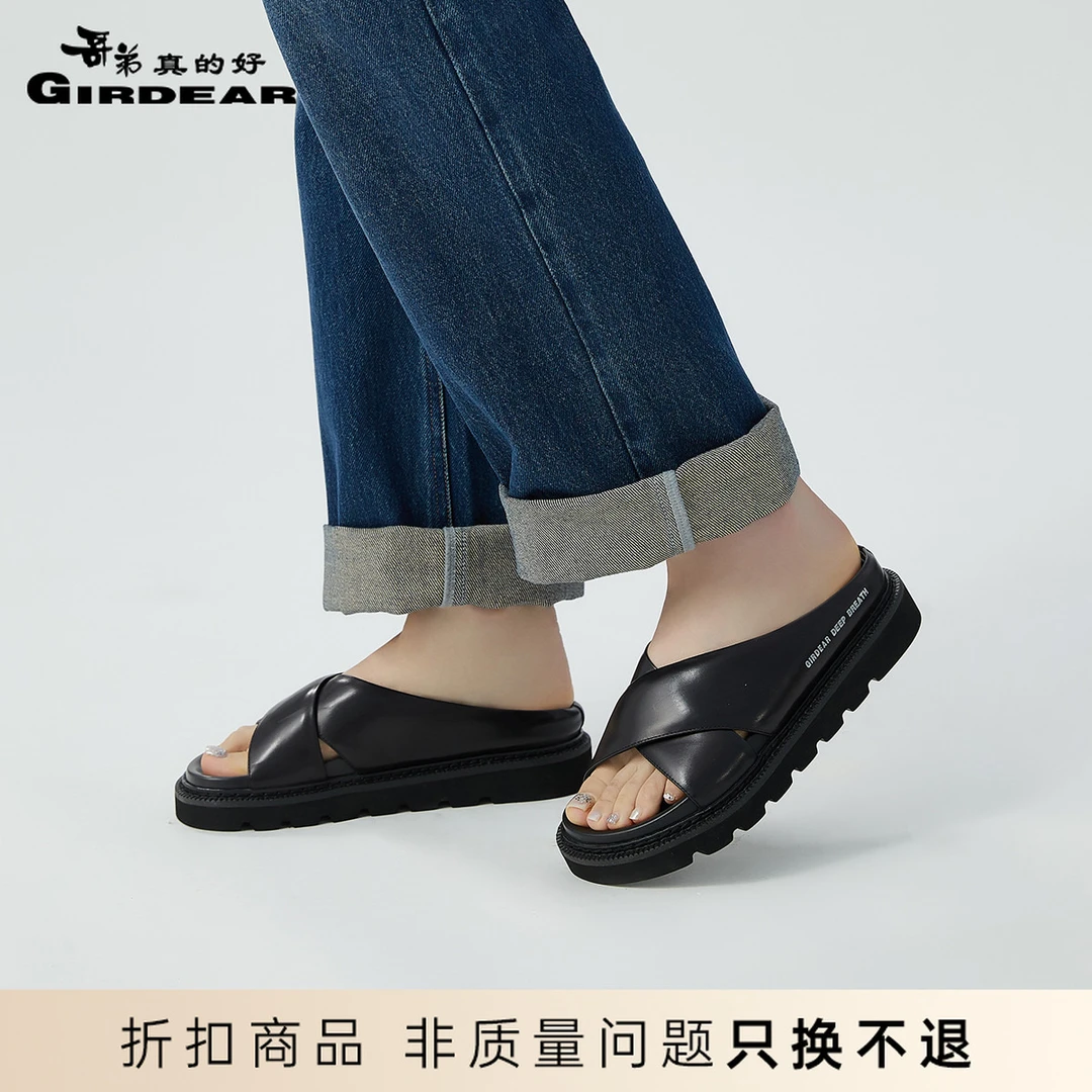 哥弟真的好女鞋2024新款牛皮露趾度假风格字母平底拖鞋AX14098