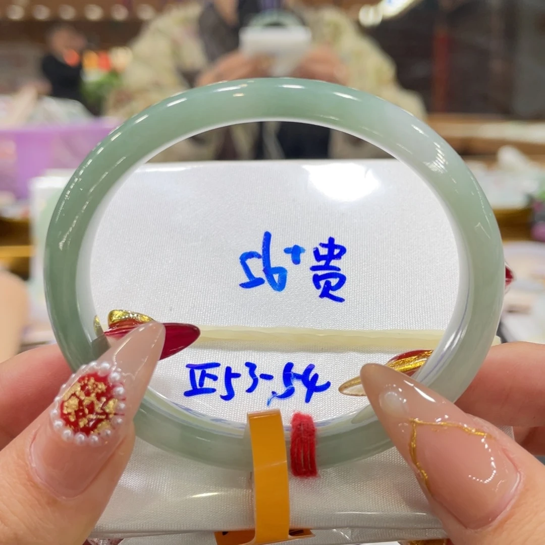 翡翠手镯未镶嵌翡翠