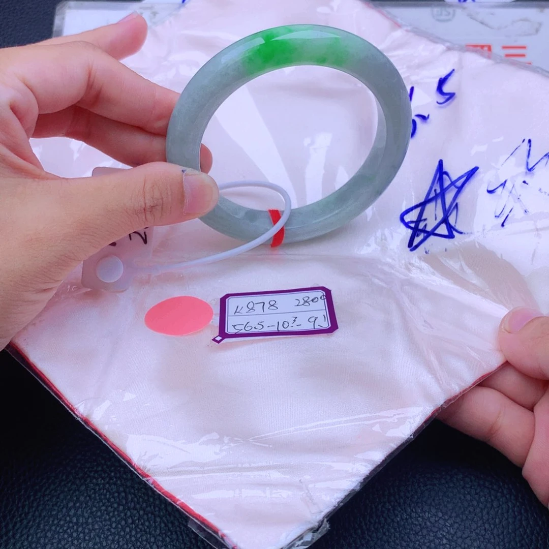 翡翠手镯未镶嵌翡翠