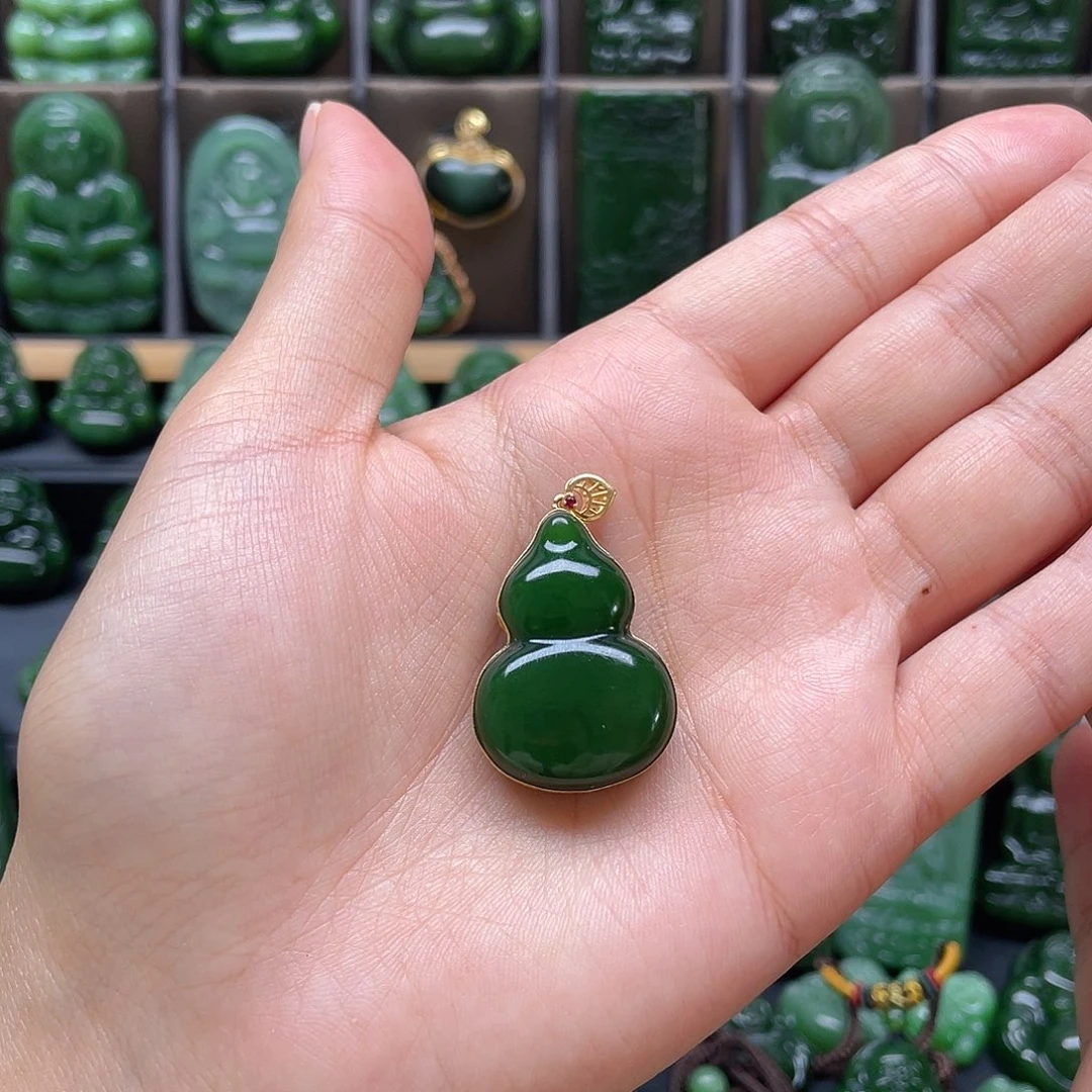 颈饰18K金镶嵌和田玉