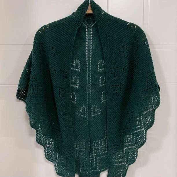 B01精致钩花针织披肩女外搭薄款纯色洋气围巾秋冬女士气质时尚