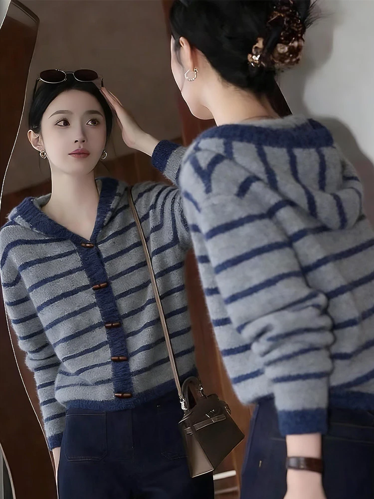 2026秋冬复古条纹牛角扣连帽针织开衫新款休闲松弛感宽松长袖外套
